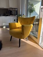 Fauteuil Maison du Monde en velours jaune effet vieilli