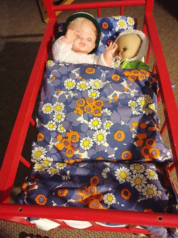 Spielzeuge: Puppenbett mit Inhalt – Gebraucht aus Roggwil von willa46