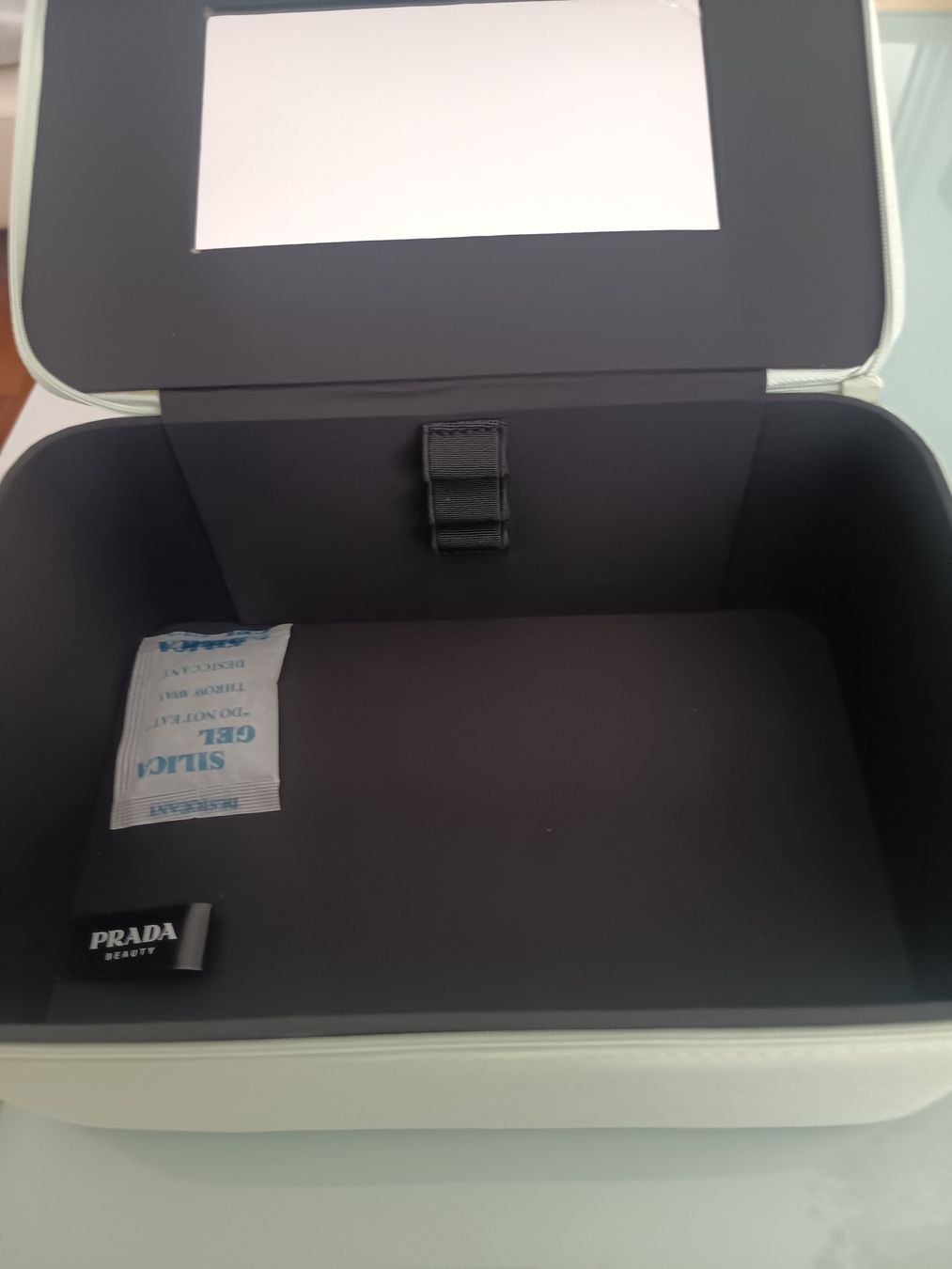 Prada Kosmetikkoffer: Prada Neu Original Schmikbox Neu Verpackt unbenutzt – Neu und originalverpackt aus Chur von ski_s6yt 1