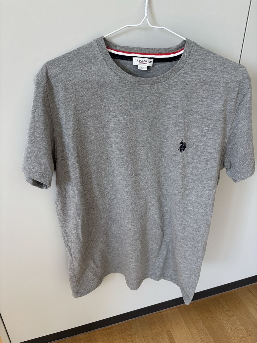US Polo T-shirt: US Polo Tshirt grau M – Usato da Fribourg venduto da dafral