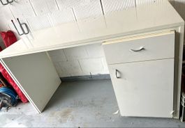 Weisser Arbeitstisch aus Holz mit Gebrauchsspuren