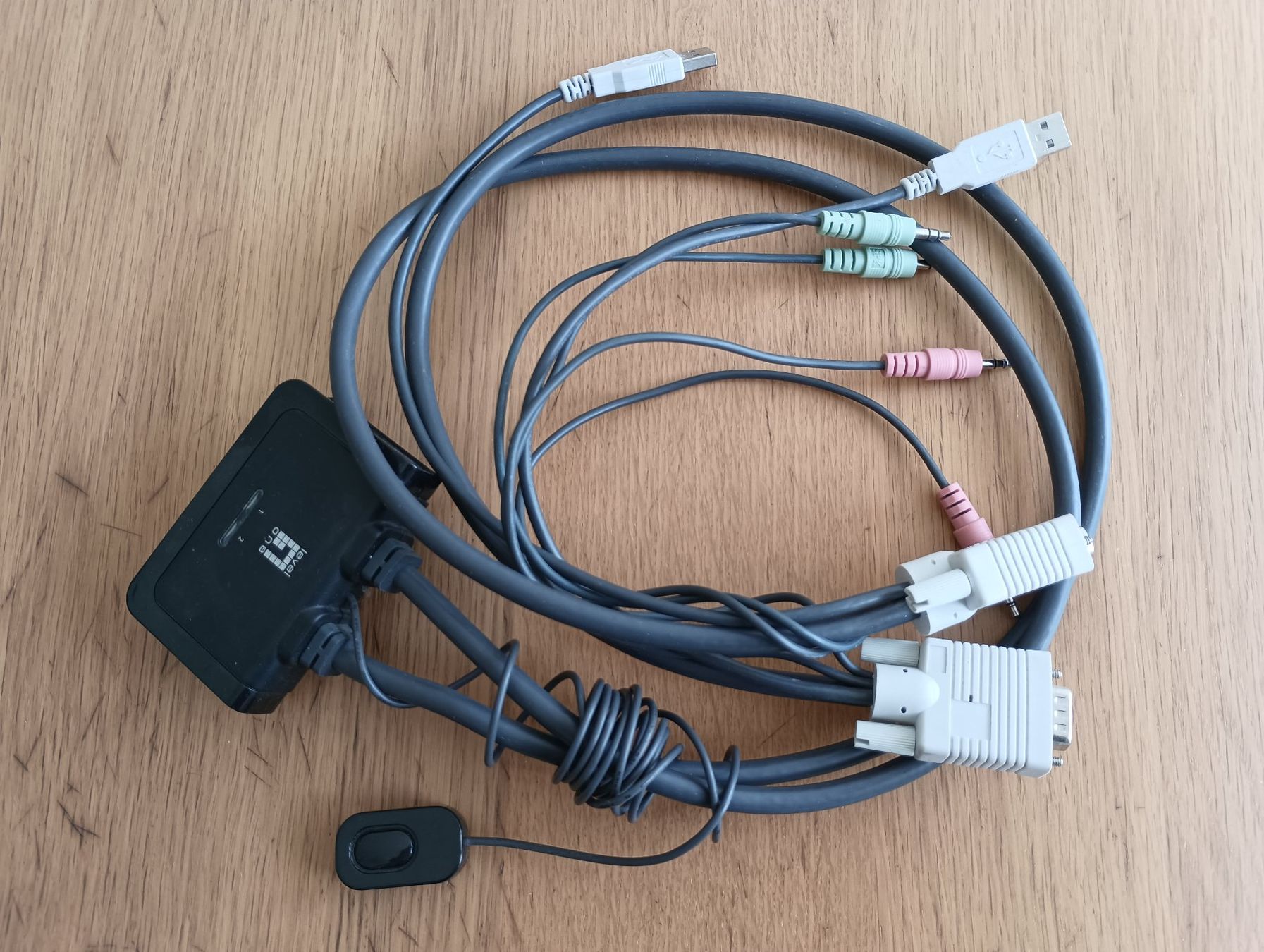 Laufwerke & Adapter: LevelOne KVM-0223, 2-Port KVM Switch, VGA, Audio, USB – Gebraucht aus Basel von Jbeu06