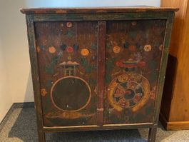 Antiker handbemalter asiatischer Holzschrank