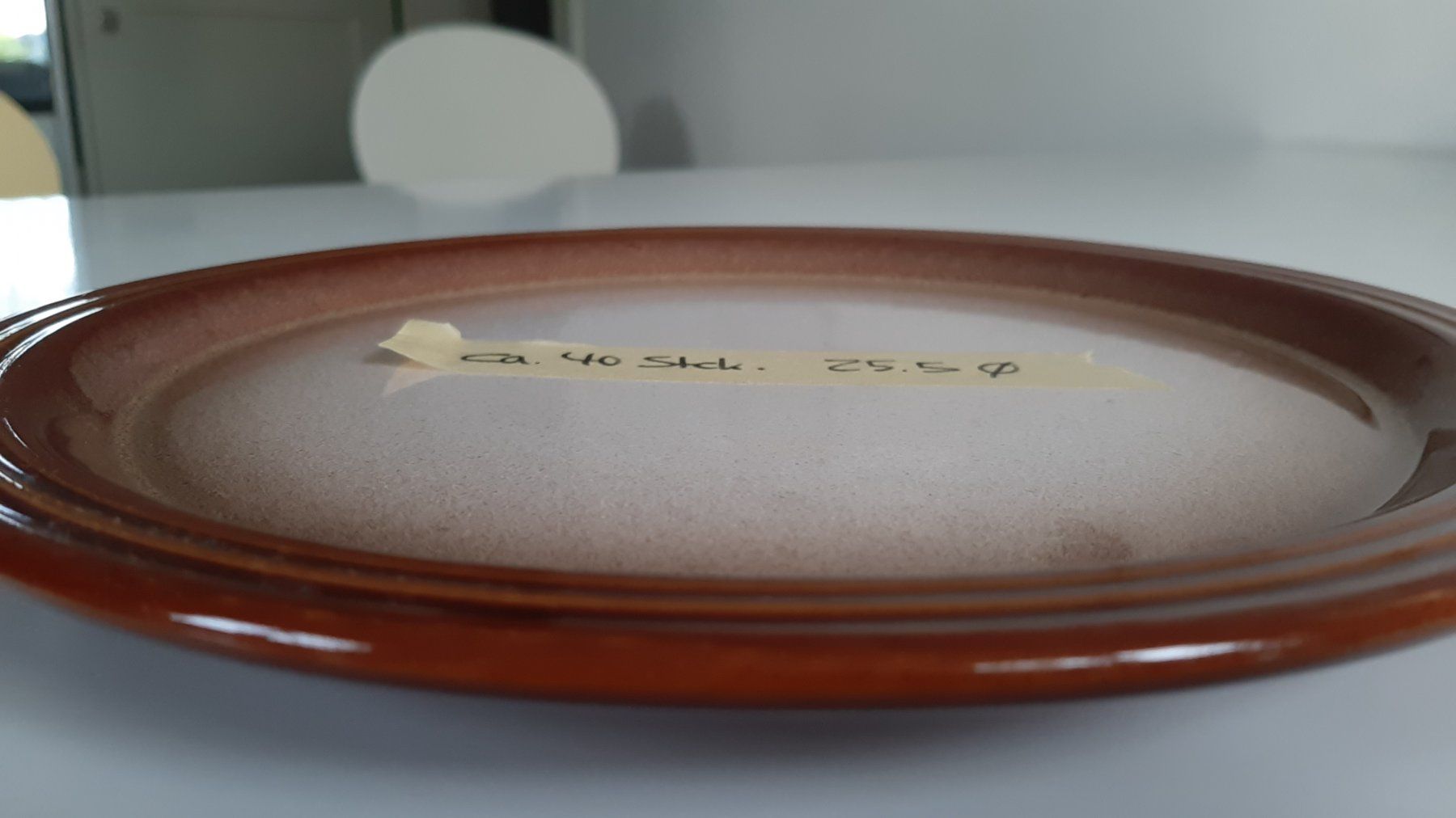 Teller: 39 Teller flach, braun, 25,5 cm – Gebraucht aus Andwil SG von sivobr 1