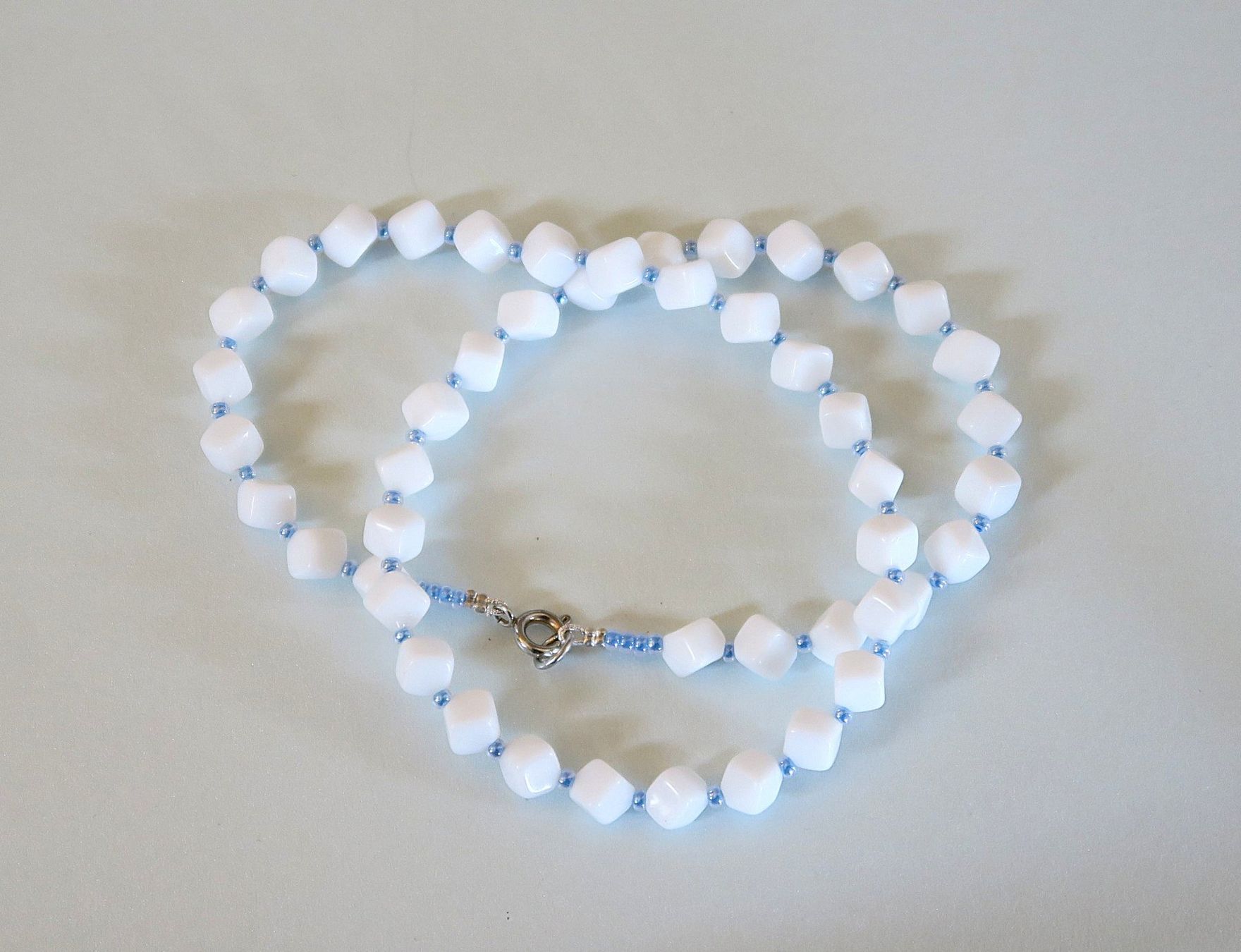 Catenine: Glasperlenkette weiss/hellblau – Usato da Brittnau venduto da marlenestone