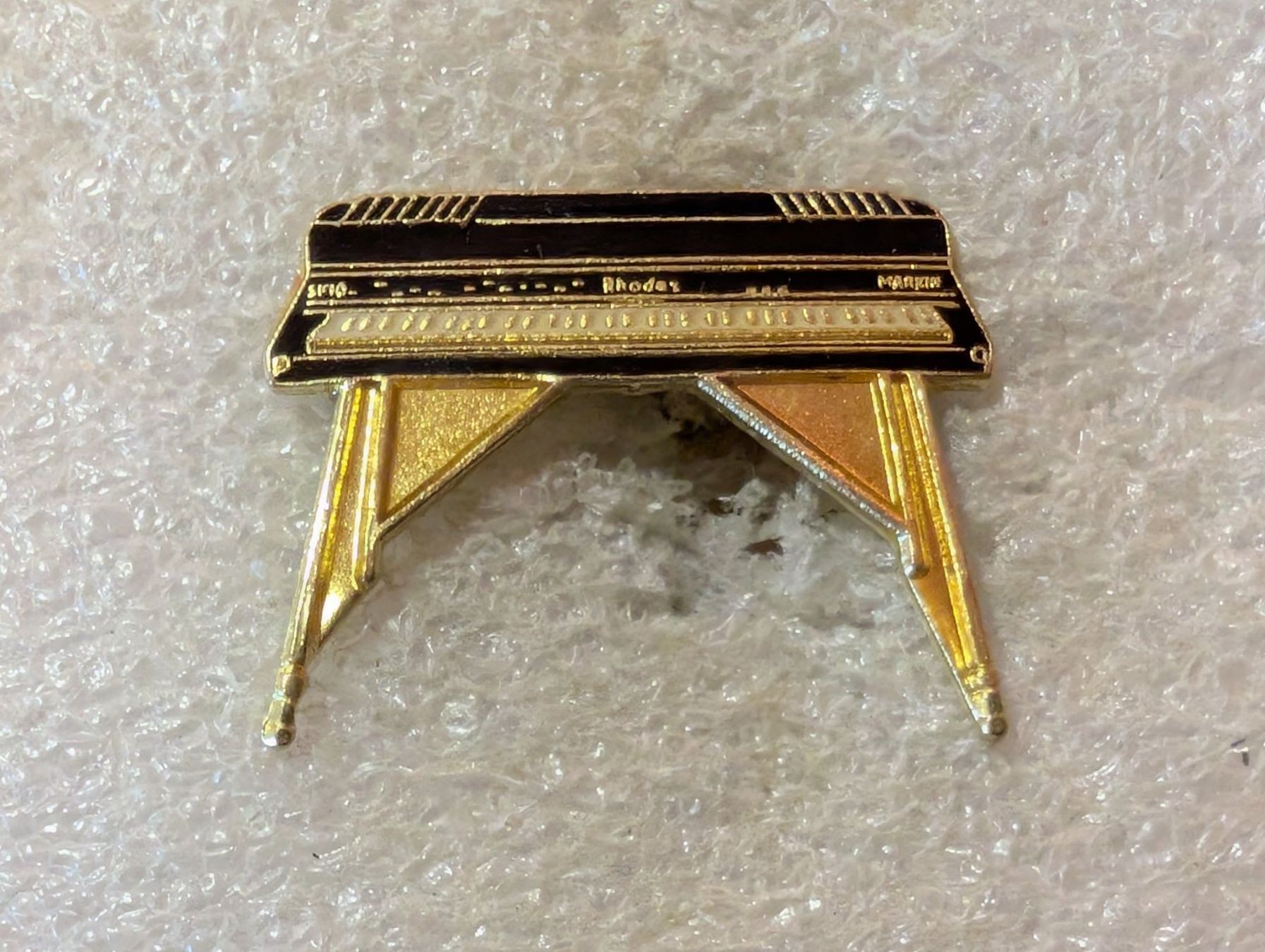 Placchette & Badge: Anstecknadel 185: E-Piano Keyboard – Usato da Oppligen venduto da Pin-Fall-Shop