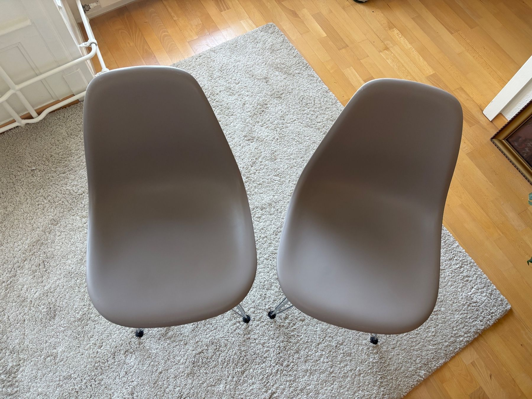 Vitra Sedie: 2 Vitra - Eames Plastic Side Chair DSR, mit Kratzern – Usato da Luzern venduto da SMOOS 1