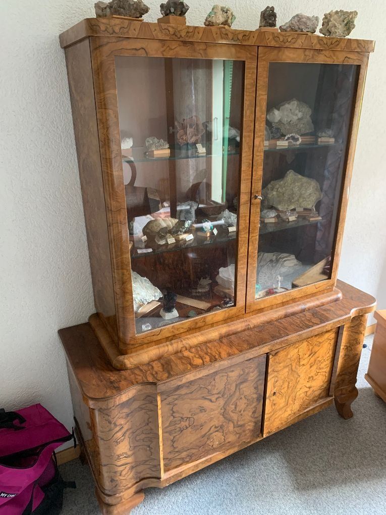 Vitrinen: Nussbaum-Vitrine – Gebraucht aus Riedern von hagm
