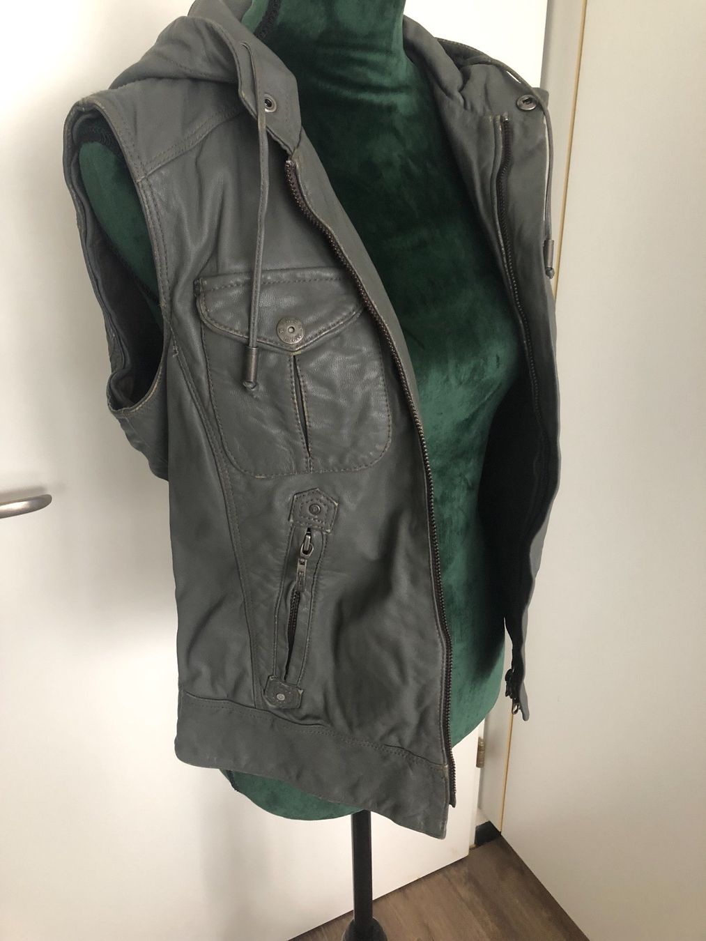 Gilet & Giacche senza maniche: Nile Ledergilet – Nuovo (secondo la descrizione) da Emmen venduto da ama_8wmn