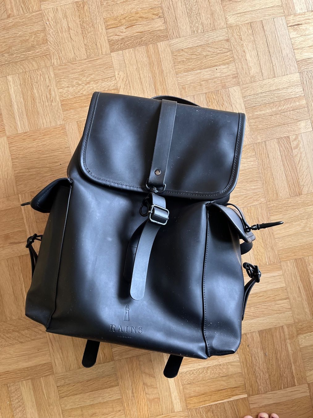 Rains Zaini: Sac à dos Rains noir – design minimaliste – très bon état – Usato da Lausanne venduto da jen_jeon