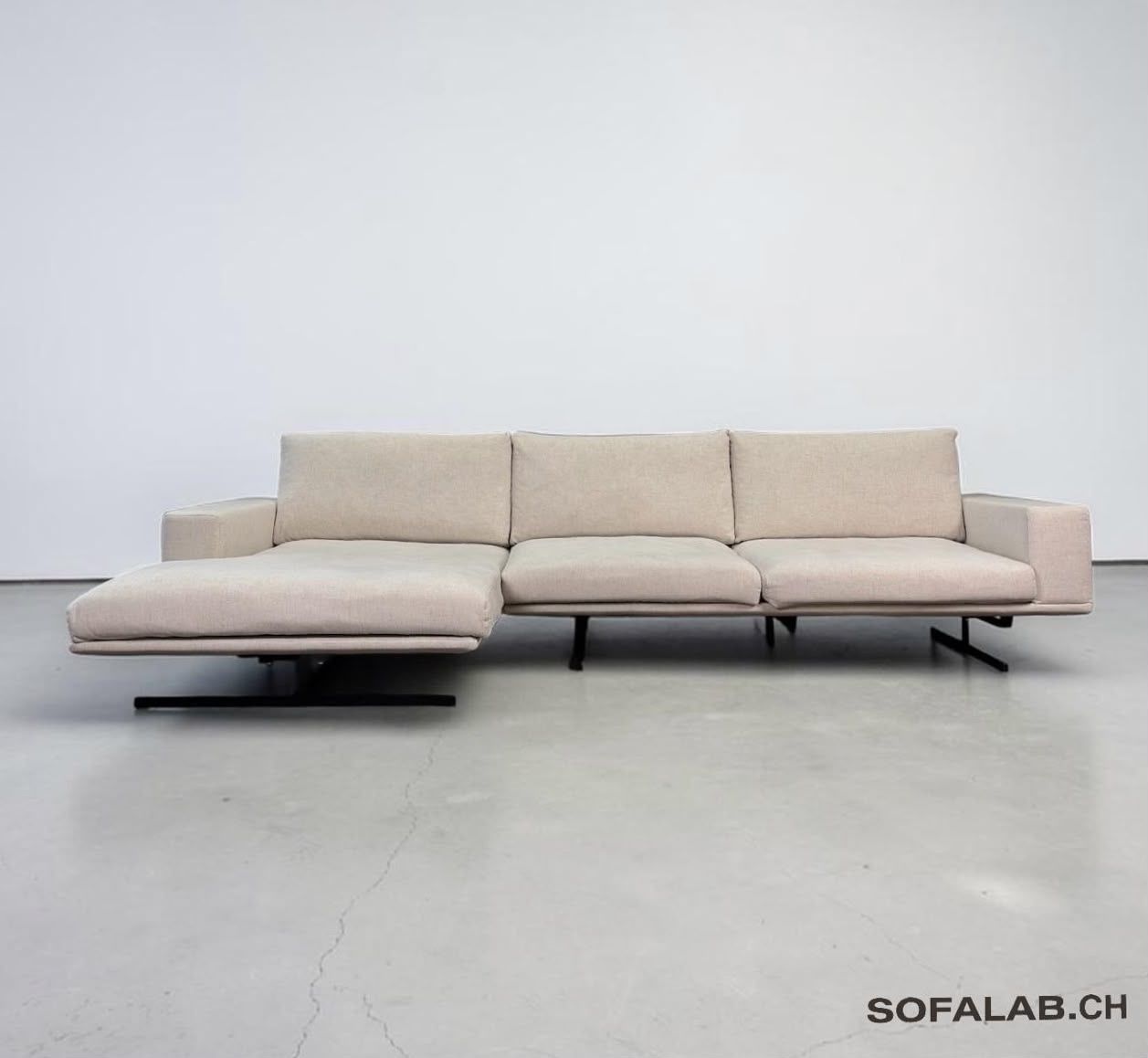 Sofas: Livique-Ecksofa, Gestell komplett aus Metall, hellgrau – D'occasion à Fehraltorf par Sofalab.swiss