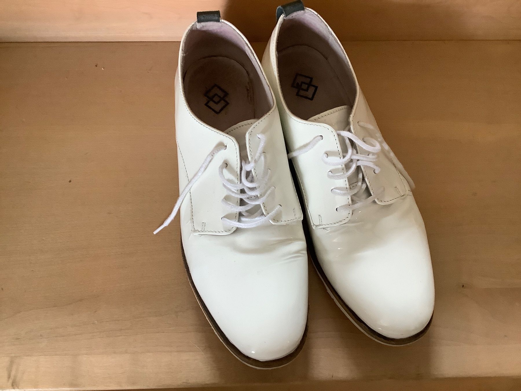 Scarpe da donna: Weißer Lack-Leder Schuh – Usato da Triesen venduto da Boston5