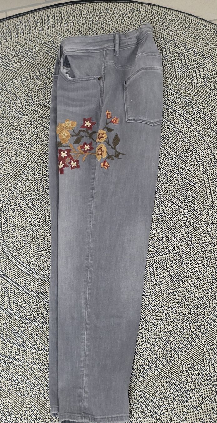 Zara Jeans: Zara Basic Jeans mit Blumenstickerei, Grösse XL – Usato da Rheinsulz venduto da Gilea 3
