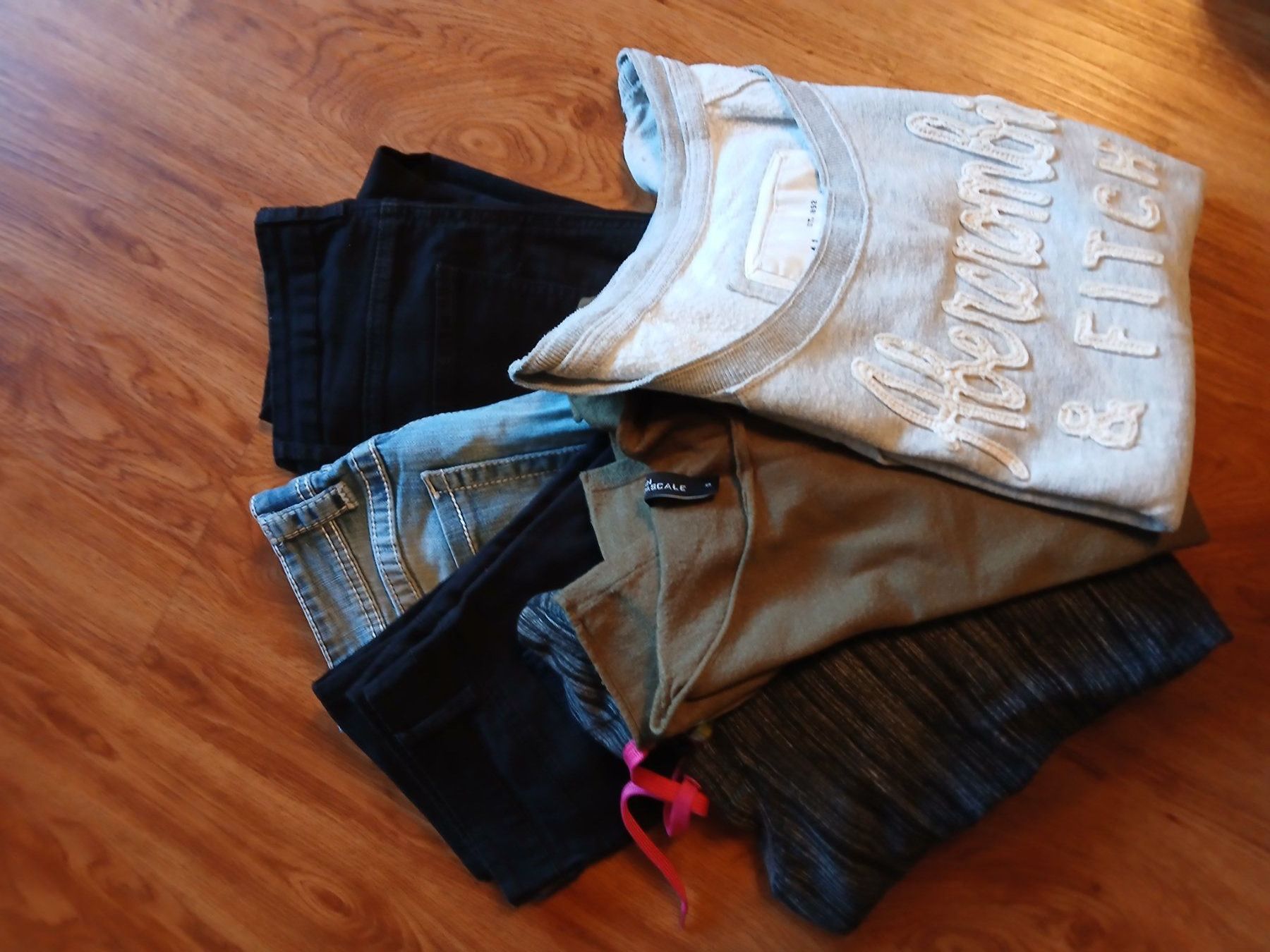 Lotti di vestiti: Damen Kleider Packet Hosen und Pullover Gr.36 – Usato da Niederried Interl venduto da Icespider