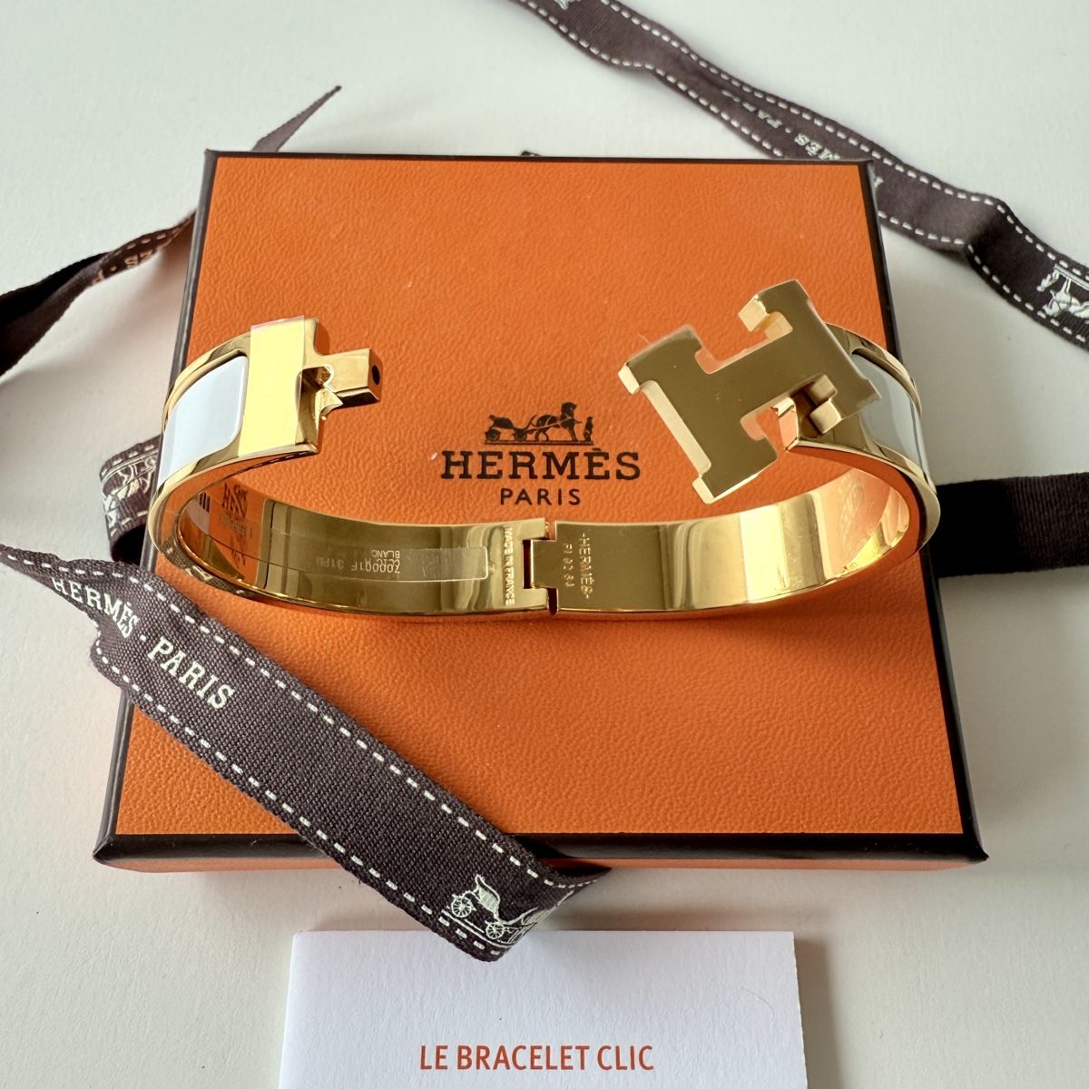 Hermès Bracciali & Braccialetti: Hermès Clic H Bracelet White & Gold ✨ – Nuovo e nell'imballaggio originale da Genève venduto da Sally_LuxxyGeneva 2