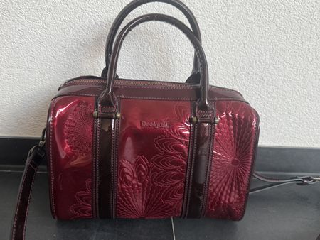 Desigual Handtasche dunkelrot Lackoptik guter Zustand