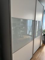Schrank mit zwei Schiebetüren 