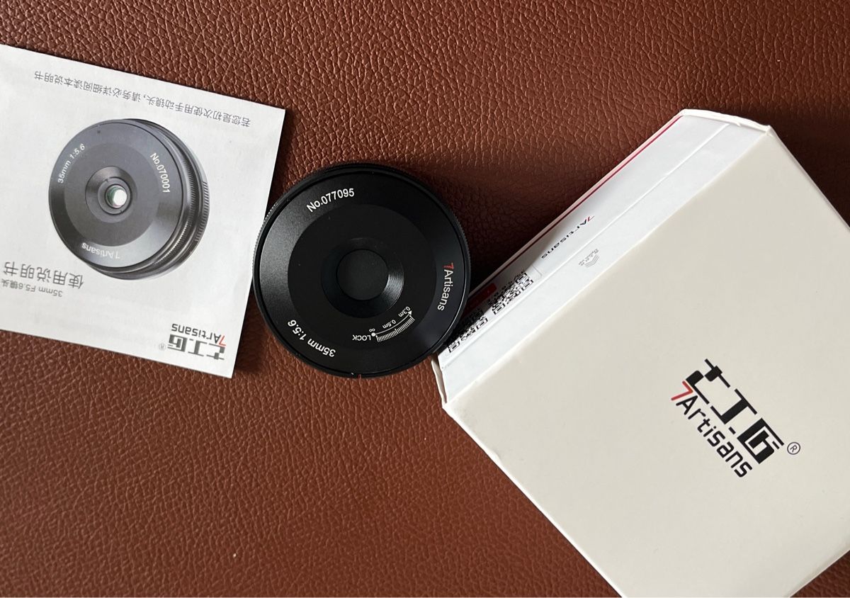 7artisans Obiettivi: Objectif 7Artisans 35mm f5.6 fixe pancake Sony FE – Nuovo e nell'imballaggio originale da Boudry venduto da martin8mum 1