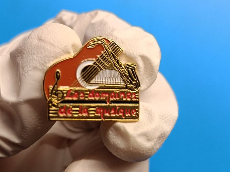 Placchette & Badge: Pin Les Domaines de la musique - Box 39 – Usato da Köniz venduto da Pinscollect