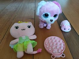 Lot de jouets et peluches roses
