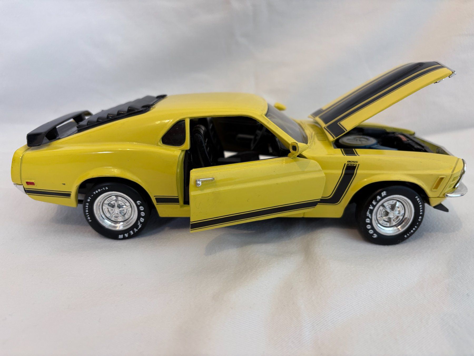 Modellini d'auto: Mustang Modelle & Buch "Vierzig Jahre" – Usato da Bassersdorf venduto da slothy 2