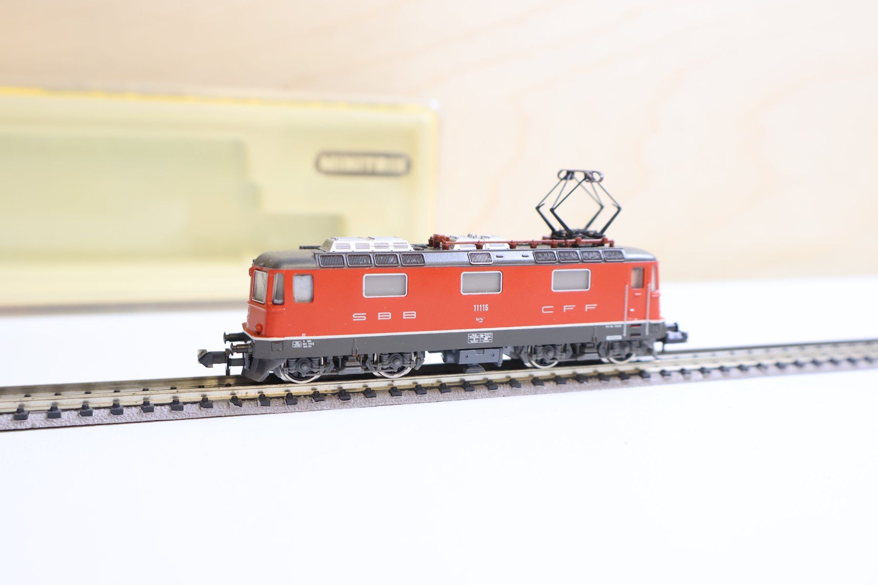Trix Modelleisenbahnen: Minitrix SBB "Rot" Re 4/4 E-Lok Spur N - Top Modell – Gebraucht aus Winterthur von Monstera 4