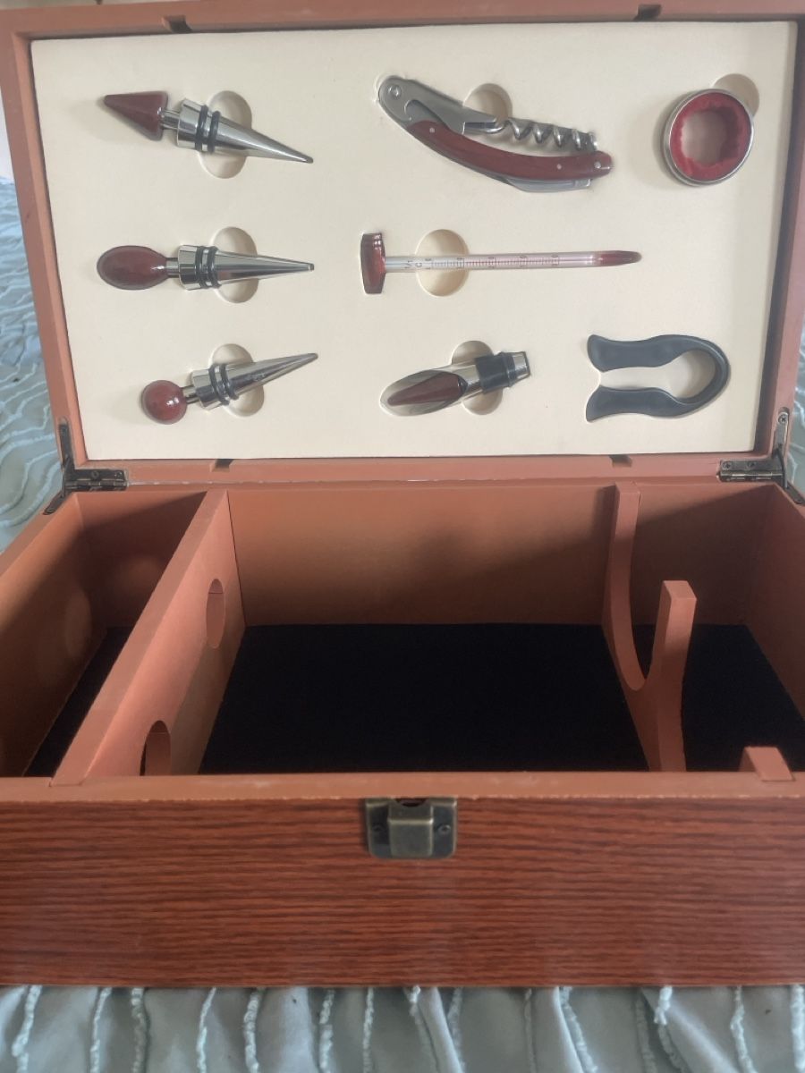Schmuckkästen: Coffret en bois avec accessoires pour vin – Neu und originalverpackt aus Meyrin von jul_km5p 1