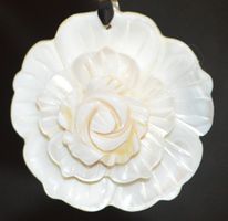 Anhänger L-8131 – Perlmutter Blume weiss 47x47mm