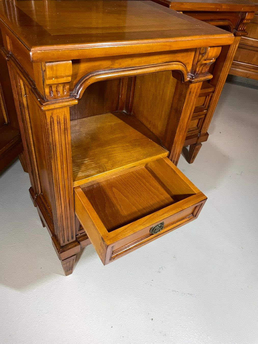 Letti: Chambre à coucher avec lits, commode et tables de chevet – Usato da Bussigny venduto da ch41 2