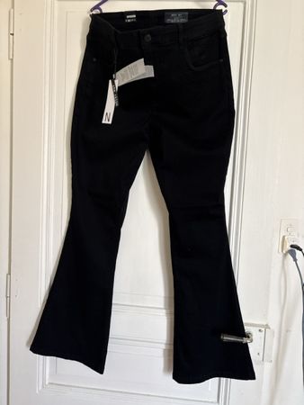 Noisy May Jeans svasati neri nuovi, taglia 44/32!