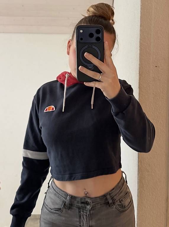 Maglioni & Felpe: ELLESSE CROPPED HOODIE – Usato da Affeltrangen venduto da janaleiin