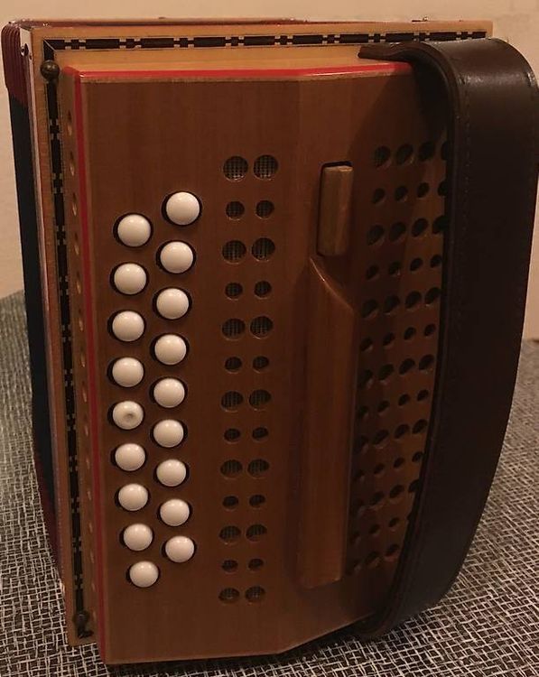 Strumenti musicali: Schwyzerörgeli "Typ Schmid" A – Usato da Niederscherli venduto da dampfueli 1