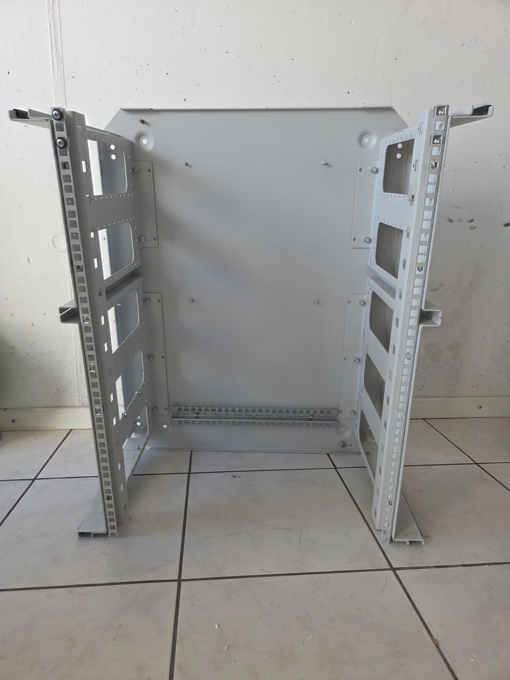Racks & Cavalletti: 15HE - 19" Serverrack Wandmontage – Usato da Gunzgen venduto da Wahi 1