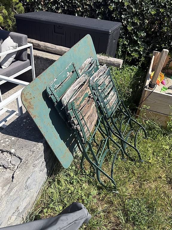Set di tavolo e panche: Set table, chaises et banc de jardin – Usato da Villarzel venduto da Farinet