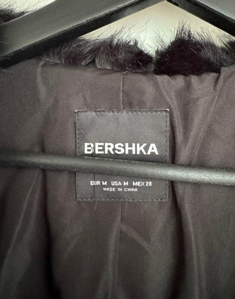 Bershka Mäntel: Schwarzer Kunstledermantel mit Fellbesatz – Neu (gemäss Beschreibung) aus Wohlen AG von mia_r9br 1