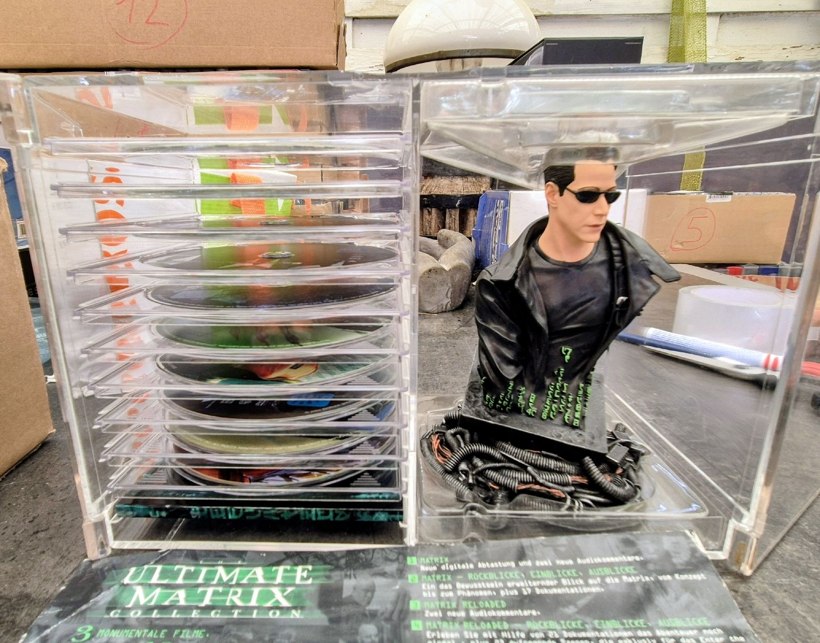 Tous les DVDs: Matrix Ultimate Collection DVD Box-Set mit Figur guter Zusta – D'occasion à Zweisimmen par Kleindietwil