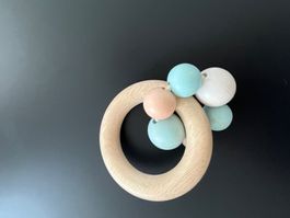 Plantoys Holz Rassel mit Pastellfarben
