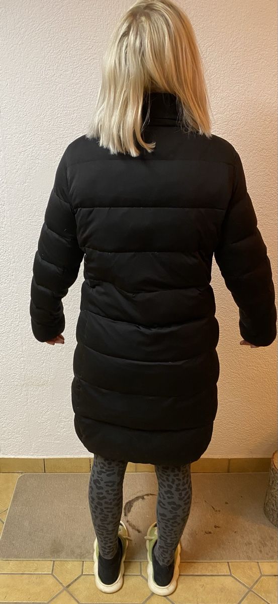 Opus Cappotti: Manteau noire en plumes – Nuovo (secondo la descrizione) da La Place (Ayent) venduto da Rinetaz 1