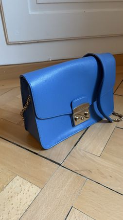 Furla Umhängetasche blau mit Leder Kettengurt