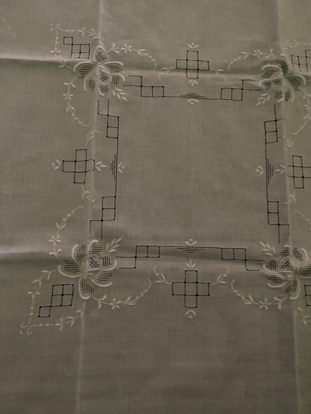 Sonstige Tischwäsche: Deckchen/Mitteldecke weiss  ca.81x81cm mit Muster – Gebraucht aus Allenwinden von Obalu 2