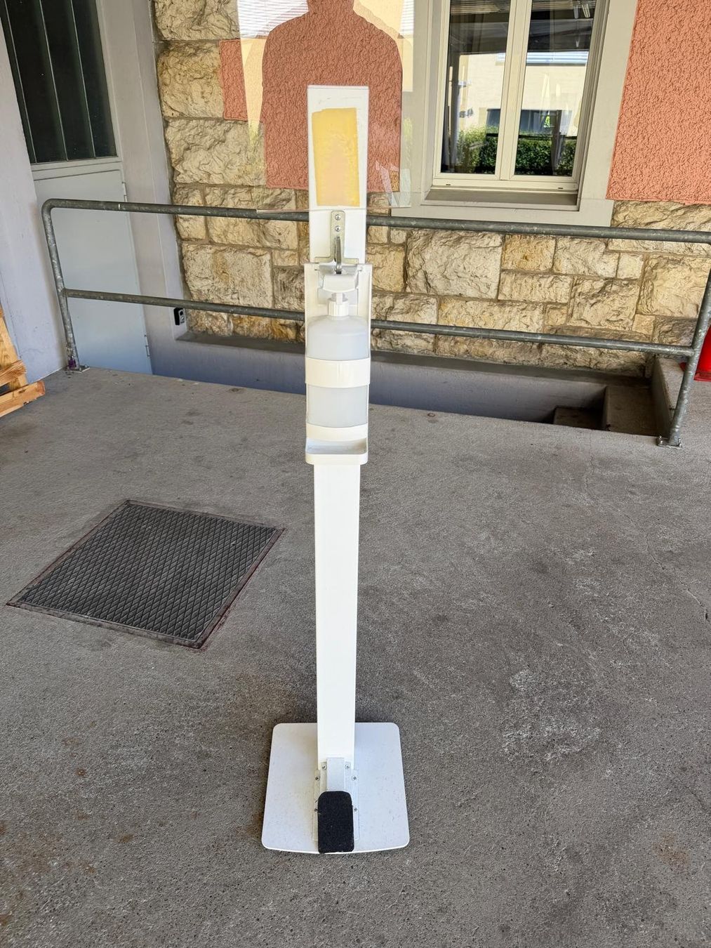 Reinigung & Hygiene: Dispenser Händedesinfektion – Gebraucht aus Niederhasli von MT660