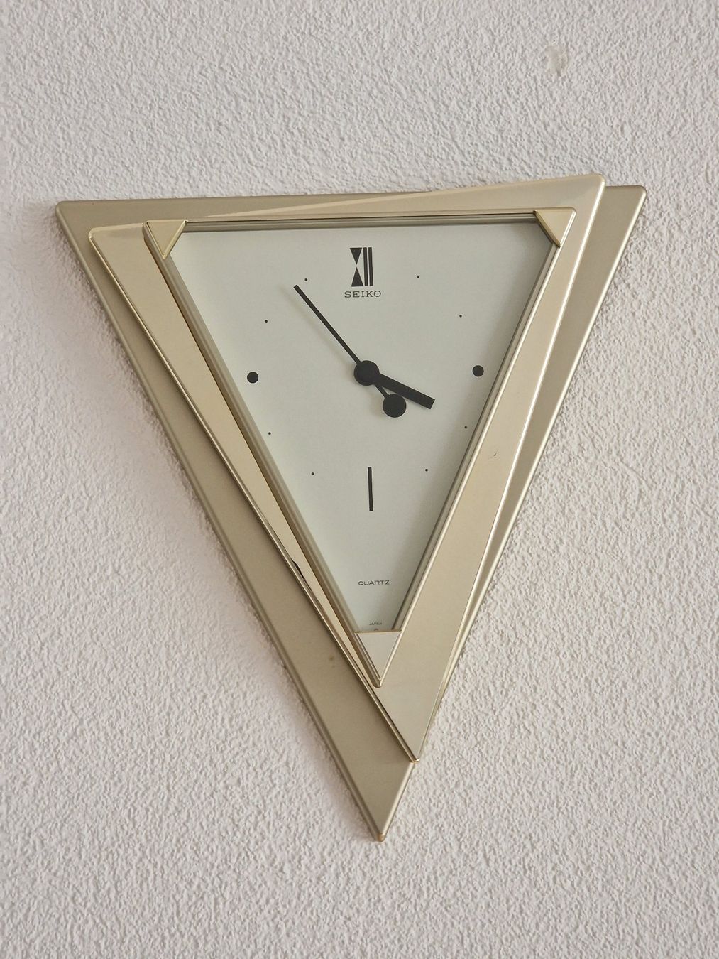 Seiko Orologi da terra & Orologi da parete: Vintage SEIKO ZigZag Triangle Wanduhr mit PENDEL – Usato da Bern venduto da belshnikel 1