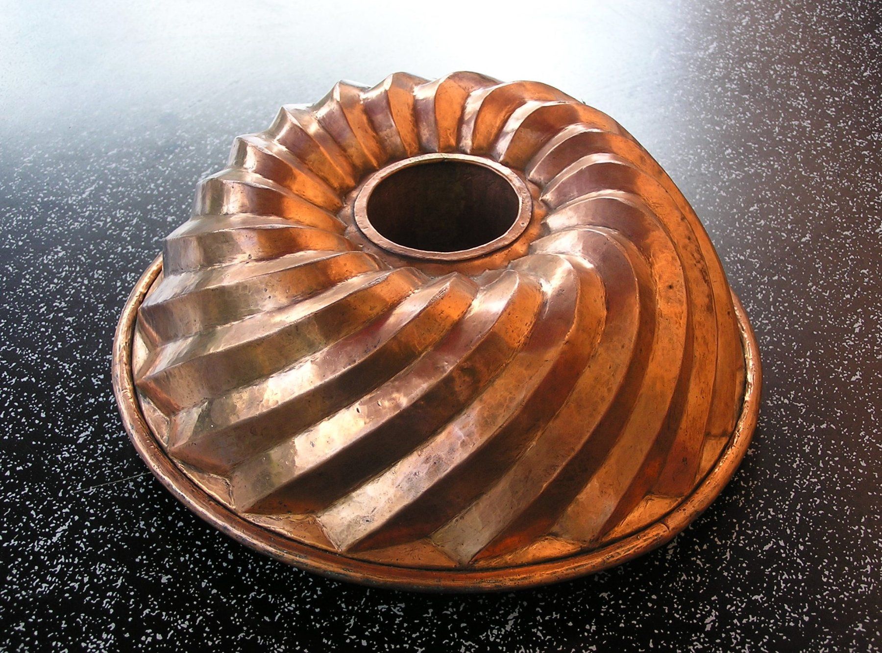 Teglie da forno: ANTIKE BACKFORM GUGELHOPFFORM KUPFER – Usato da Grenchen venduto da Antique-hunter 1