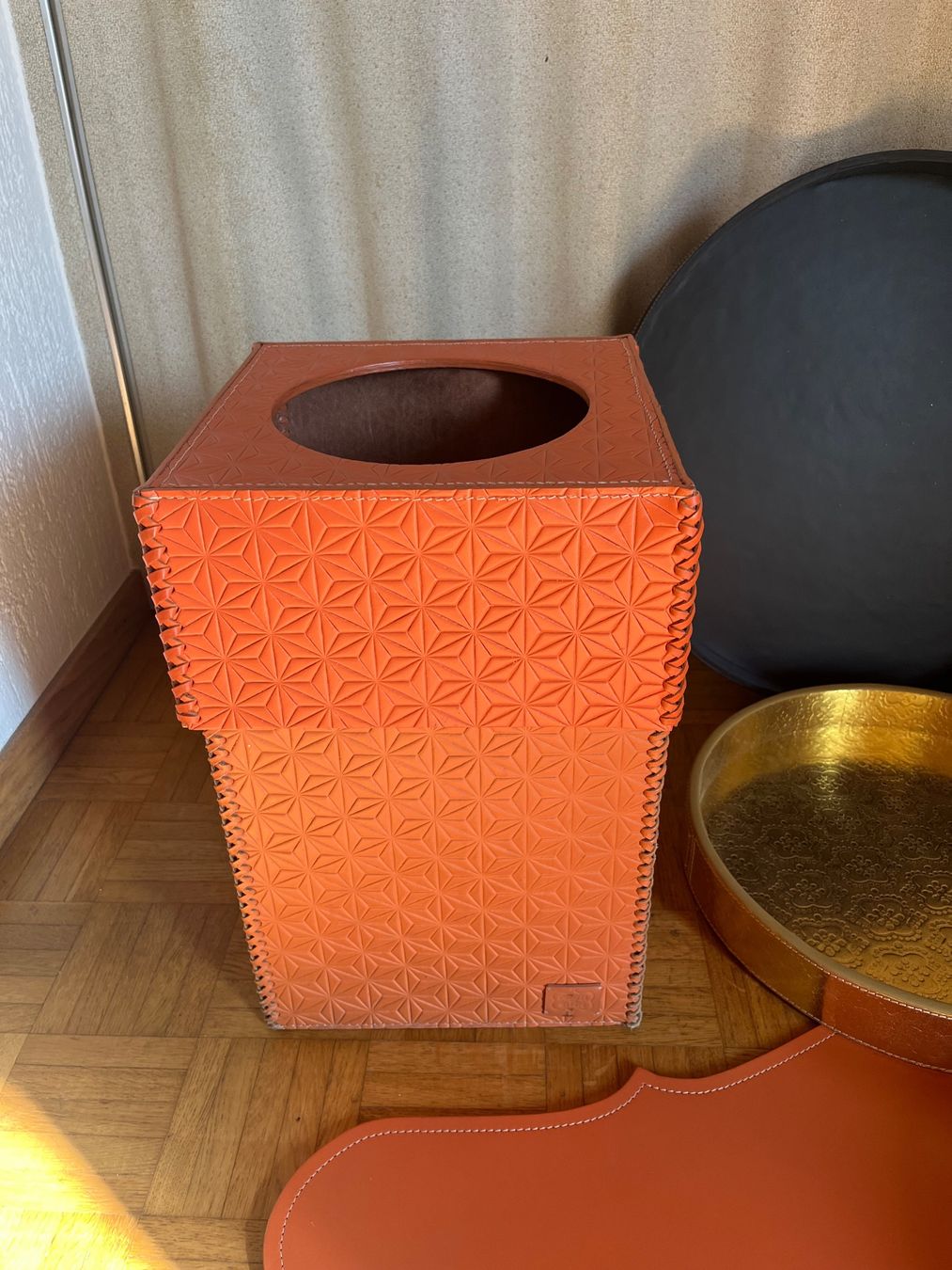 Toutes les décorations: Dekoratives Set mit Leder-Abfallkorb Tabletts – D'occasion à Embrach par alf_8rf7 1