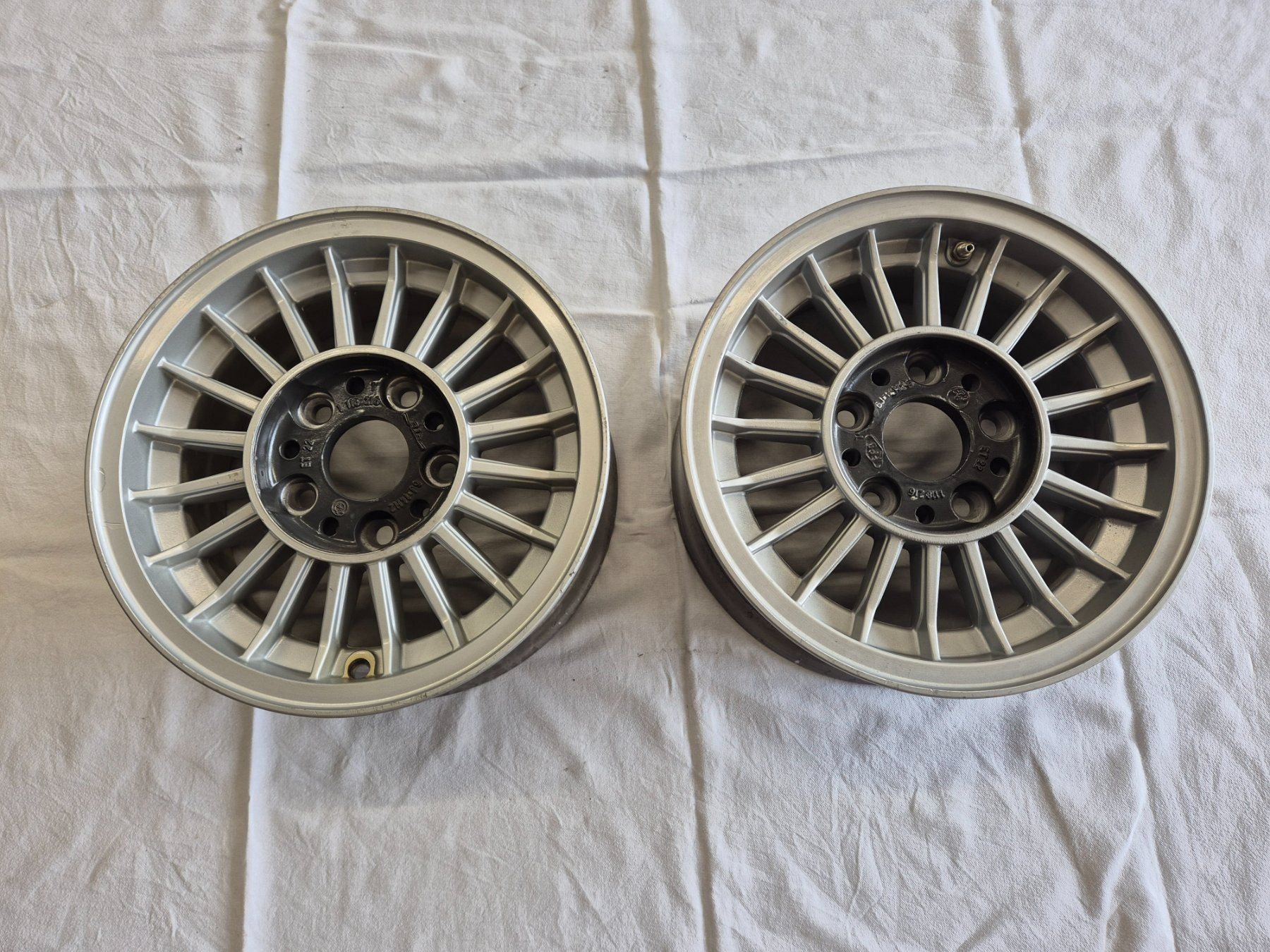 BMW Cerchioni: 2 Stück Original BMW Alufelgen, Oldtimer,6x14 ET22 – Usato da Bremgarten AG venduto da Osella5