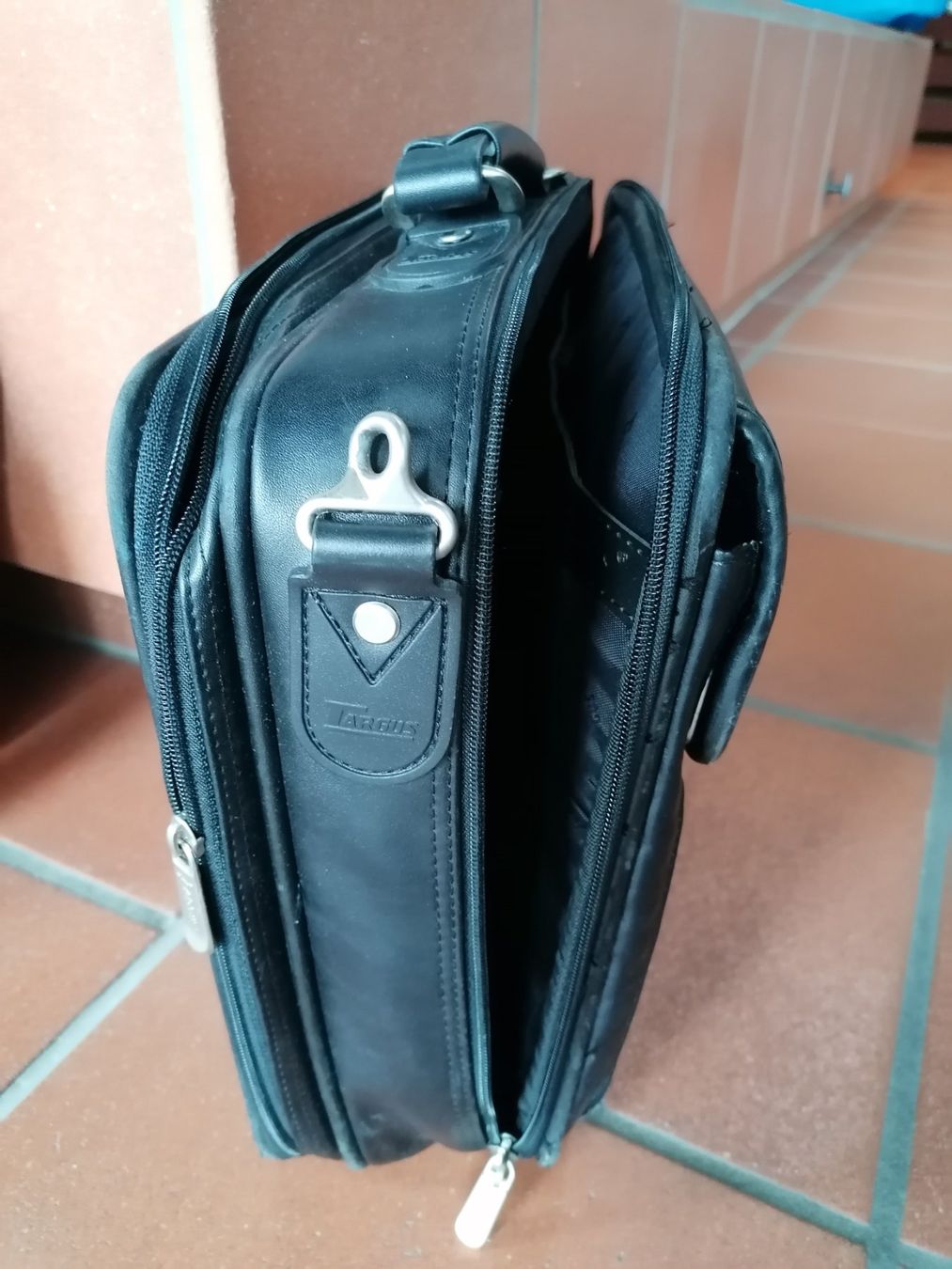 Targus Taschen: Schwarze Laptoptasche Targus, viele Fächer – Gebraucht aus Kriens von KathiC 1