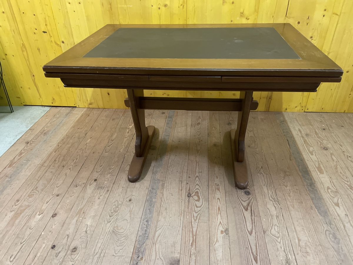 Tables: Tisch Nussbaum – D'occasion à Almens par bsundrix