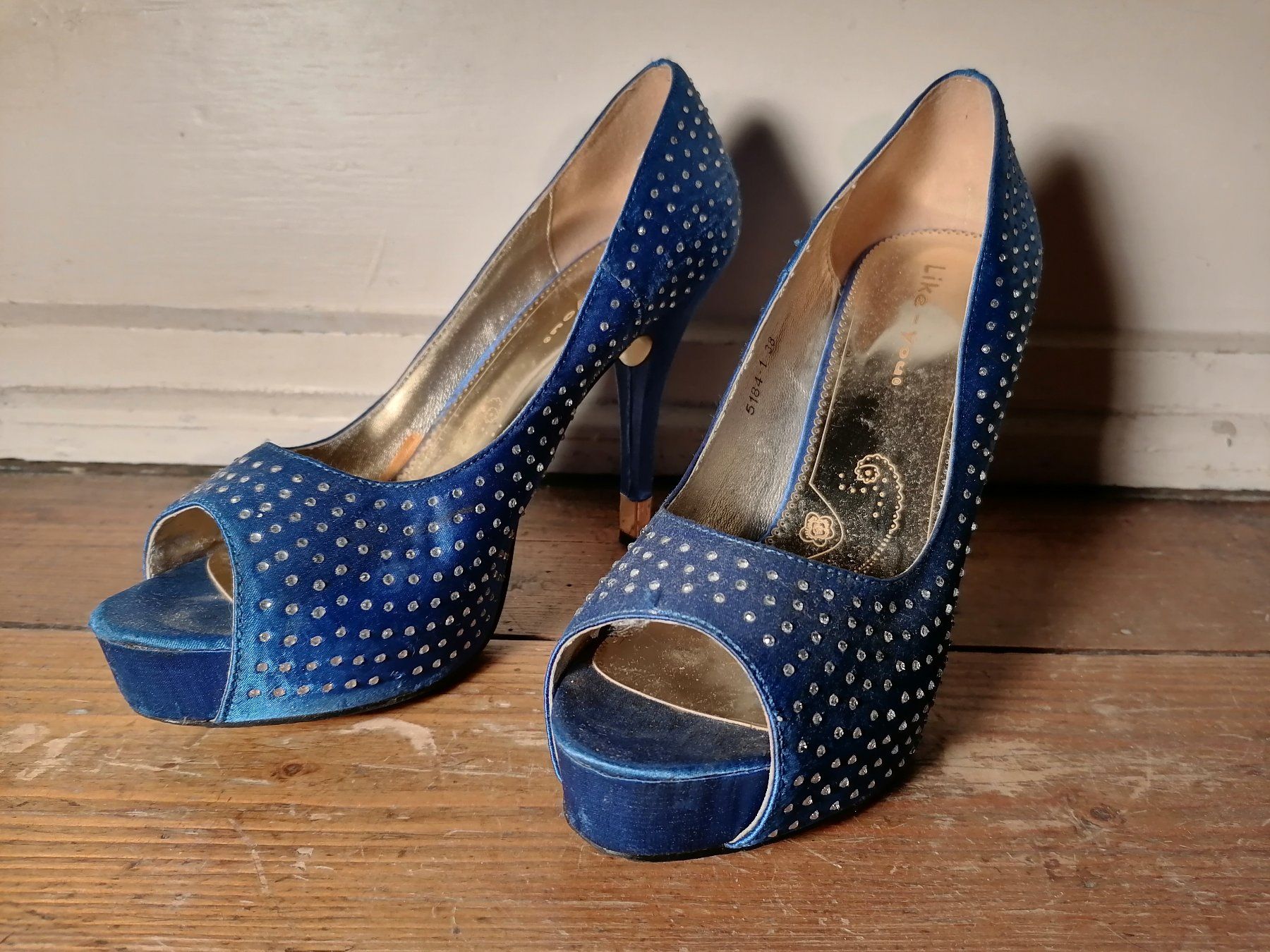 Scarpe da donna: Like You, Pumps, Disco-Version, Grösse 38, blau/gold – Usato da Basel venduto da Melodrom