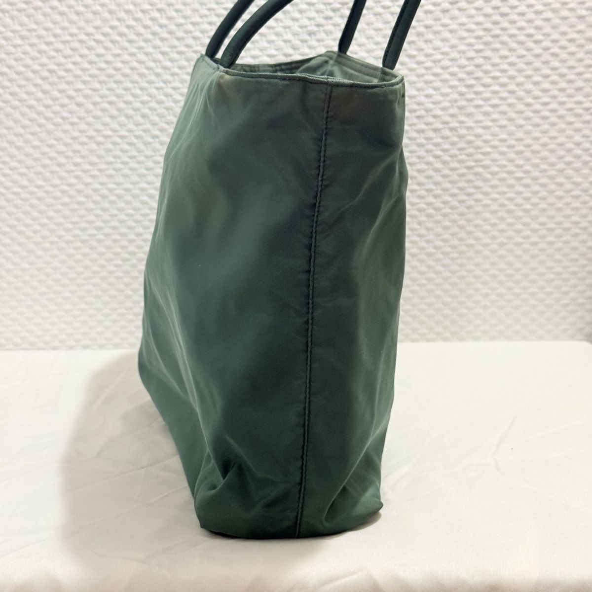 Prada Taschen: Prada Nylon Tessuto Handbag Tote – Gebraucht aus Geneve von DarlingVintage 3