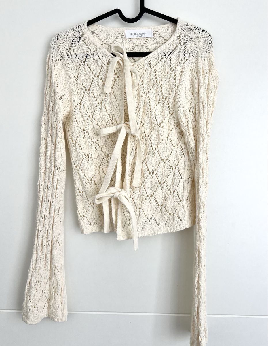 Stradivarius Maglioni & Felpe: Beige Strickjacke mit Cutwork Stradivarius – Usato da Gachnang venduto da todressgolden